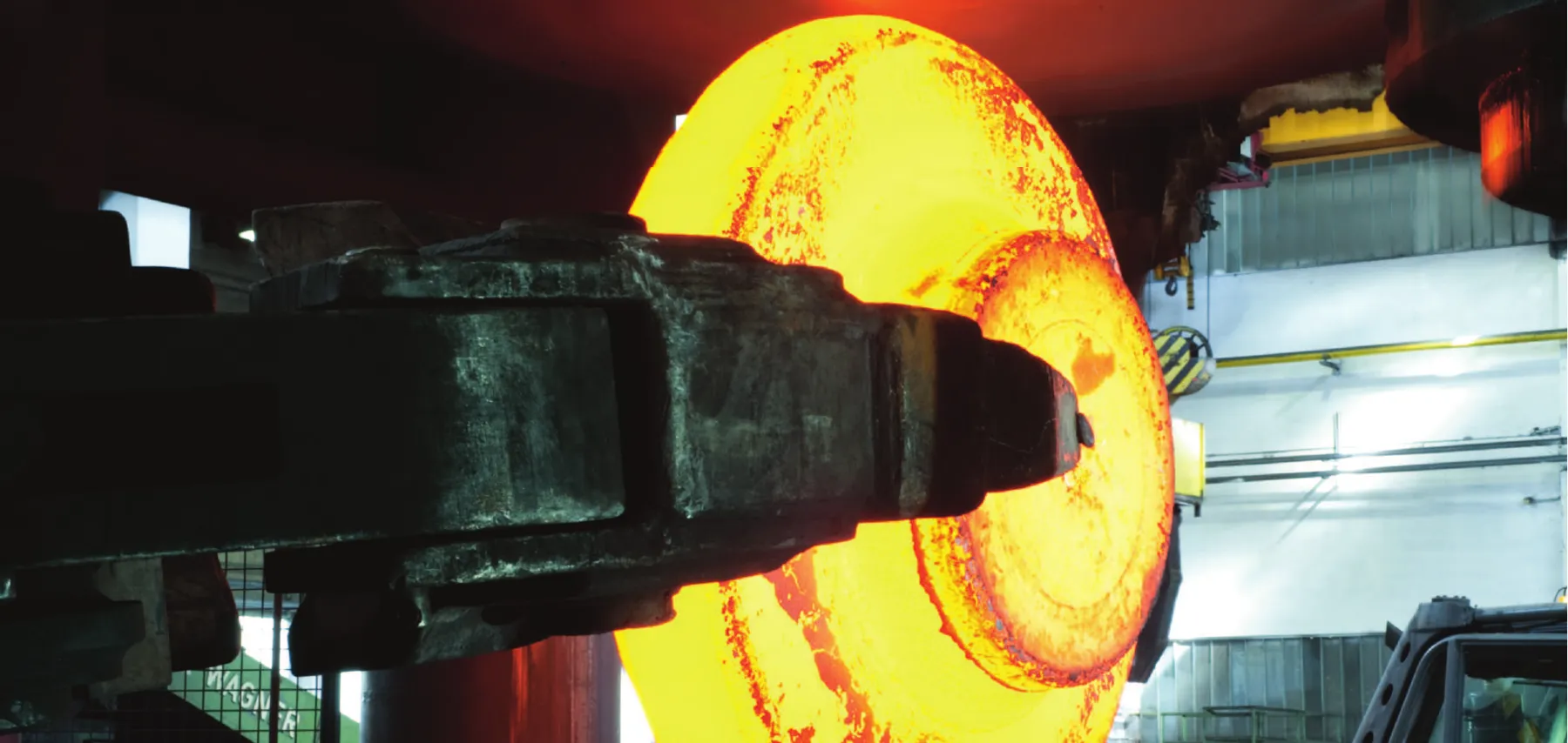 Disco forgiato incandescente movimentato dal manipolatore